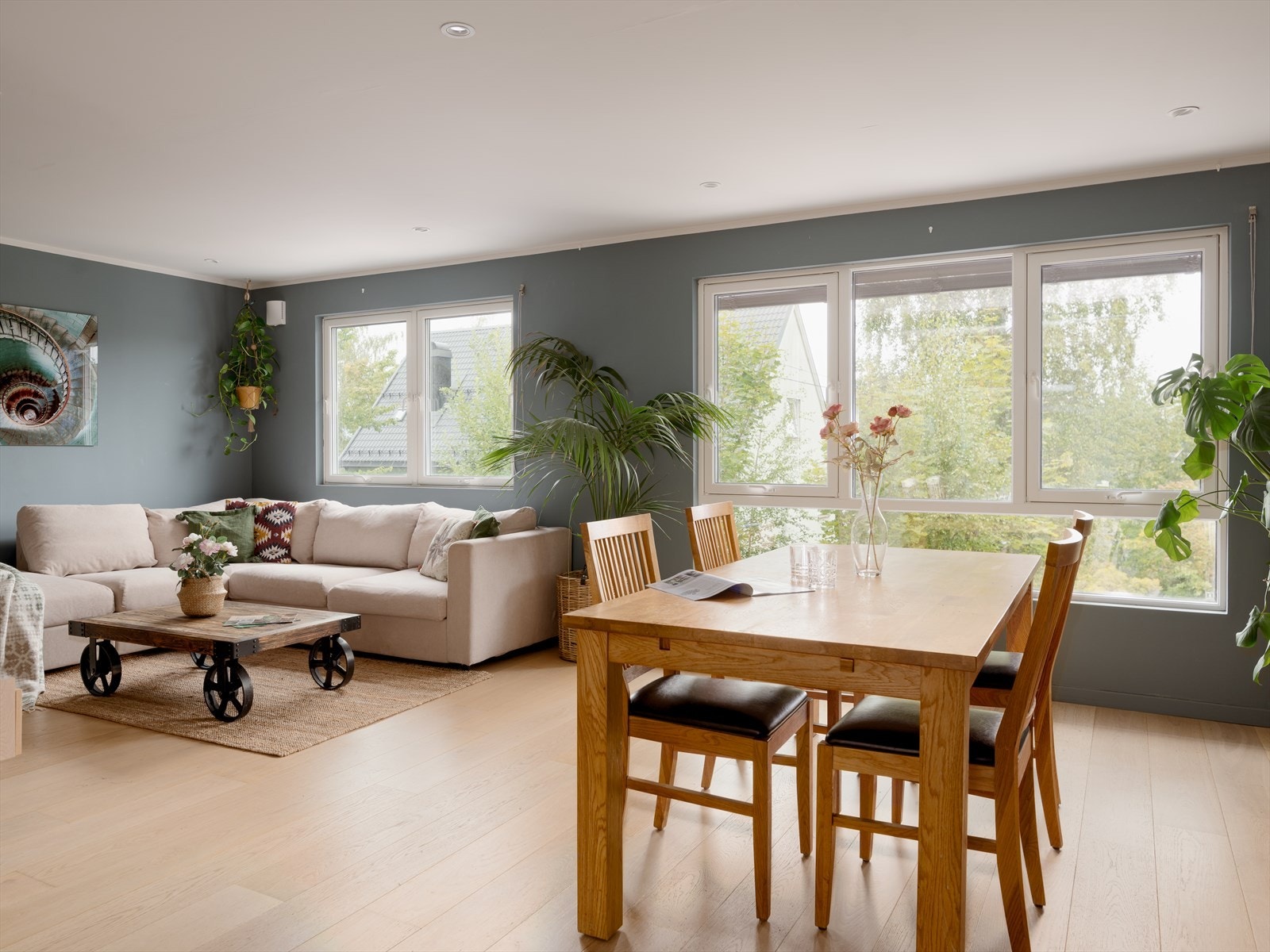 Rekken med store vindusflater slipper inn rikelig med naturlig dagslys. Omgivelsene utenfor blir invitert inn i boligen, og gir deg en unik og frodig opplevelse av årstidene. Galleribilde