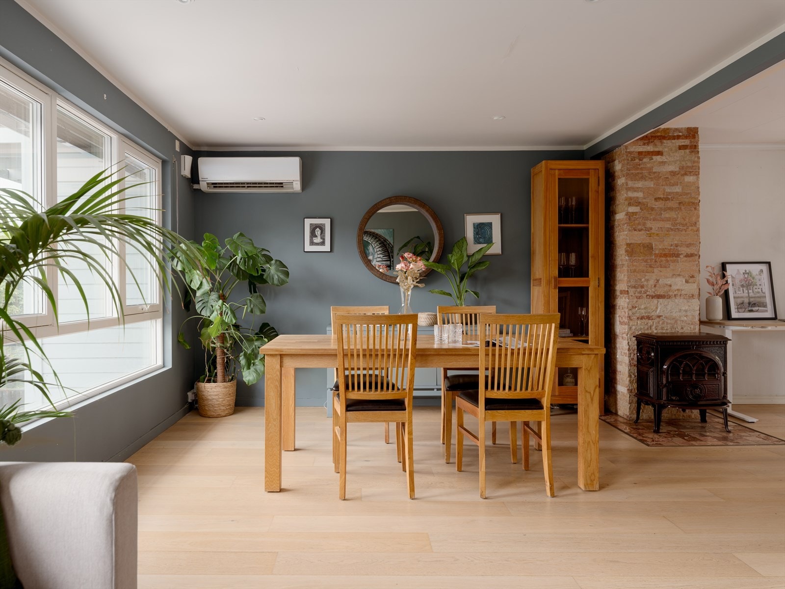 Her er det plass til alle rundt bordet med en romslig spisegruppe som inviterer til lange, hyggelige måltider. Praktisk varmepumpe og utvendige stålpersienner foran to vinduer i stue (manuellstyrt). Galleribilde