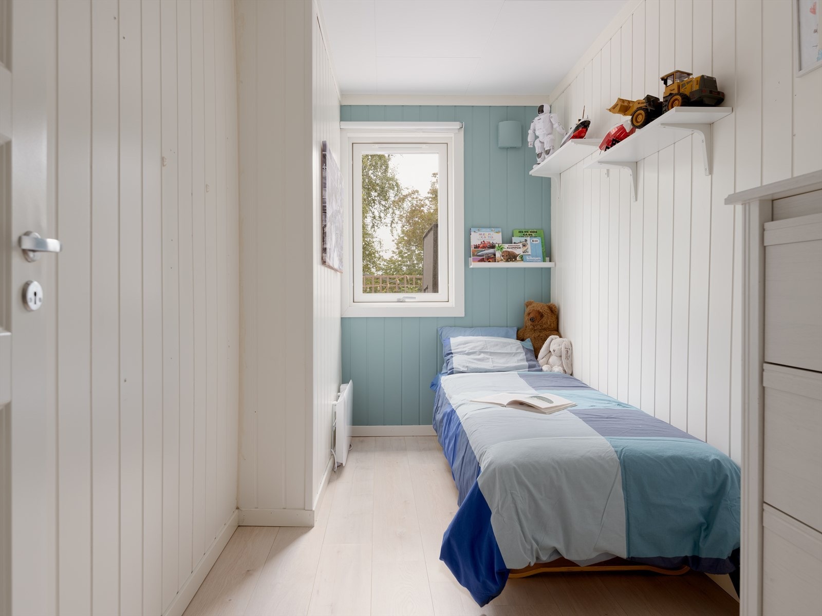 Soverom 3 - Passer perfekt som barnerom, kontor eller gjesterom. Det rommer fint en seng og tilhørende soveromsmøblement. Galleribilde