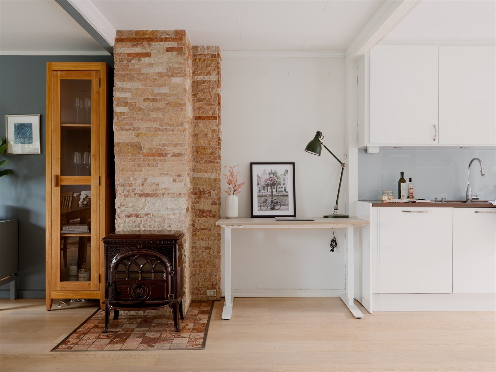 Koselig peisovn plassert mellom stue og kjøkken som både er stemningfull og praktisk på kjølige kvelder. Du har også plass til en skrivepult - perfekt for hjemmekontor eller lekser. Galleribilde