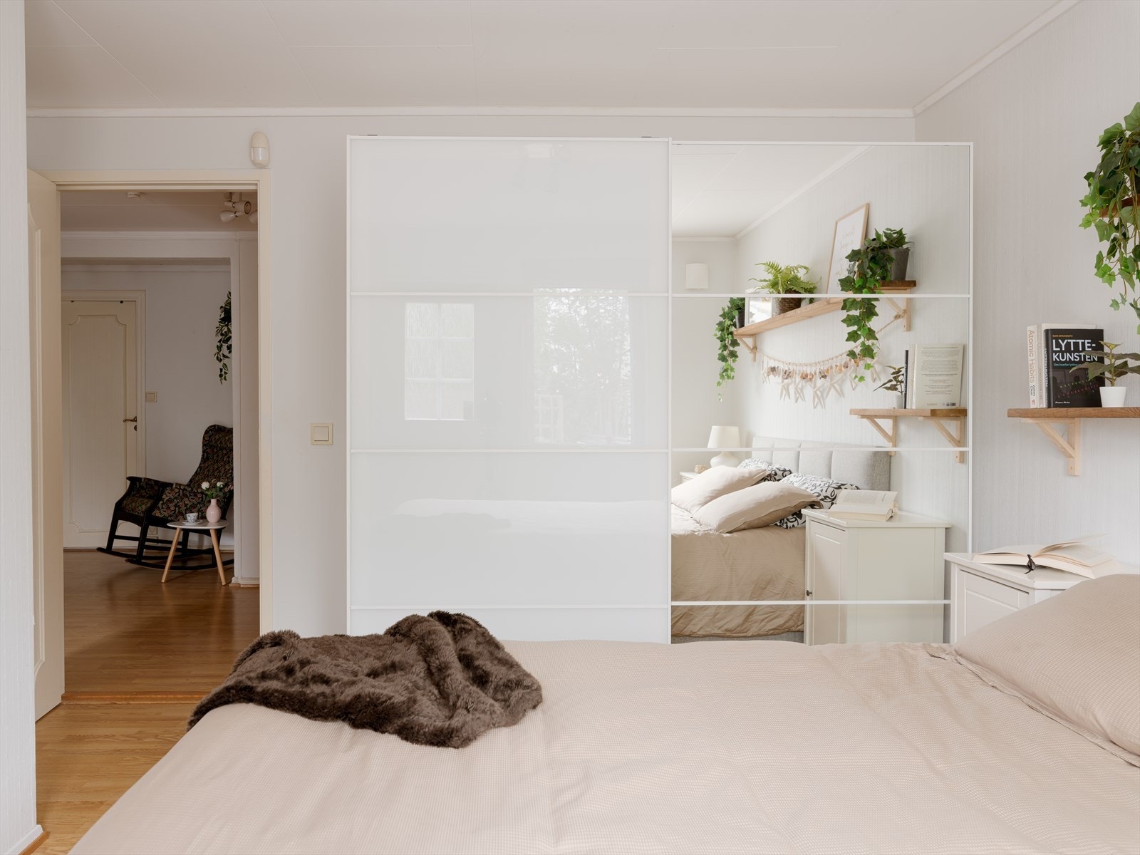 Rommet har et praktisk garderobeskap med speilfronter på den ene siden. Galleribilde