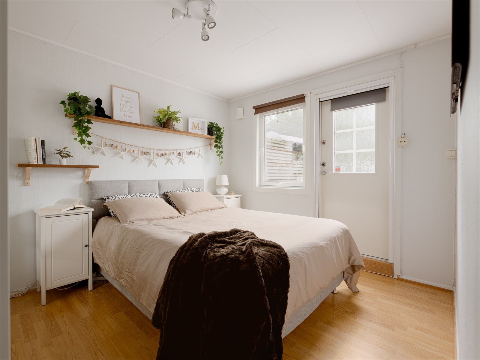 Soverom 1 - Boligens hovedsoverom er romslig med god plass til dobbeltseng og nattbord på hver side. Galleribilde