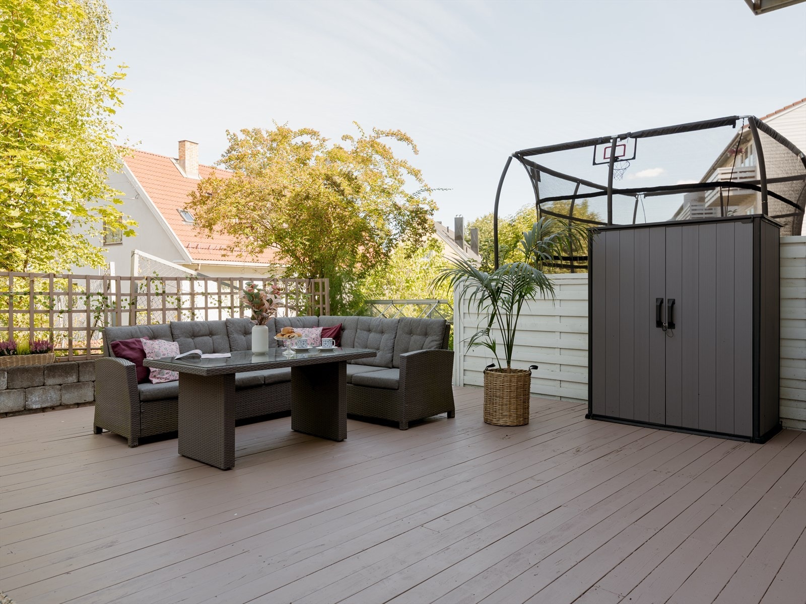 Hyggelig og stor platting med god plass til både utemøbler, grill og trampoline - perfekt for både avslapning og lek. Galleribilde