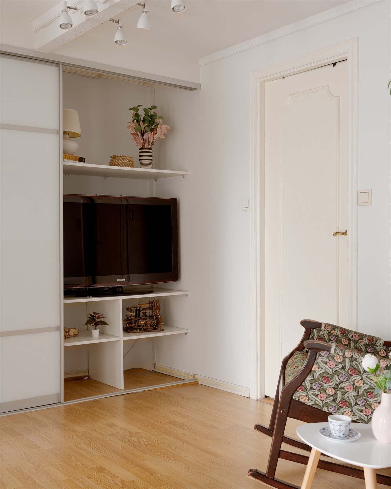 Her har selger tidligere hatt sofa og tv-stue for barna. En smart og god løsning når barna har besøk. Inn døren er det en praktisk innvendig bod med god plass til oppbevaring. Galleribilde