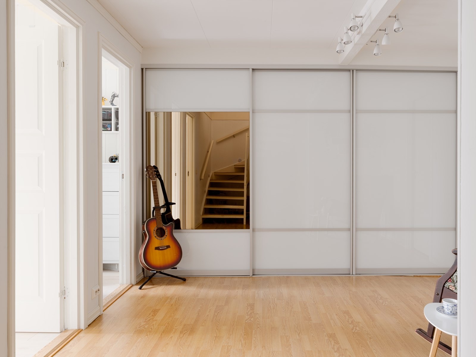 I trappegang/mellomgang er det en stor skyvedørsgarderobe langs veggen. Galleribilde