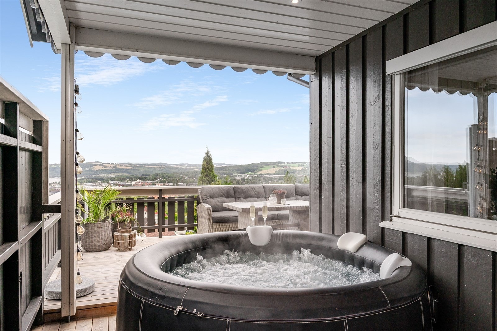 Overbygget terrasse med boblebad. Galleribilde