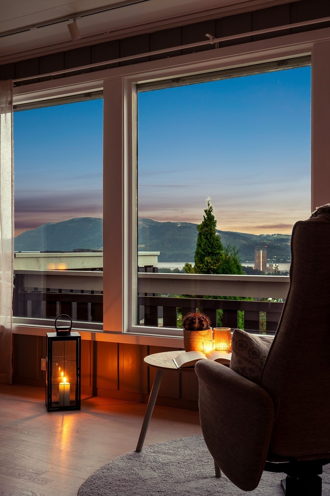 Flott utsikt fra stua, mot sentrum og Mjøsa. Galleribilde