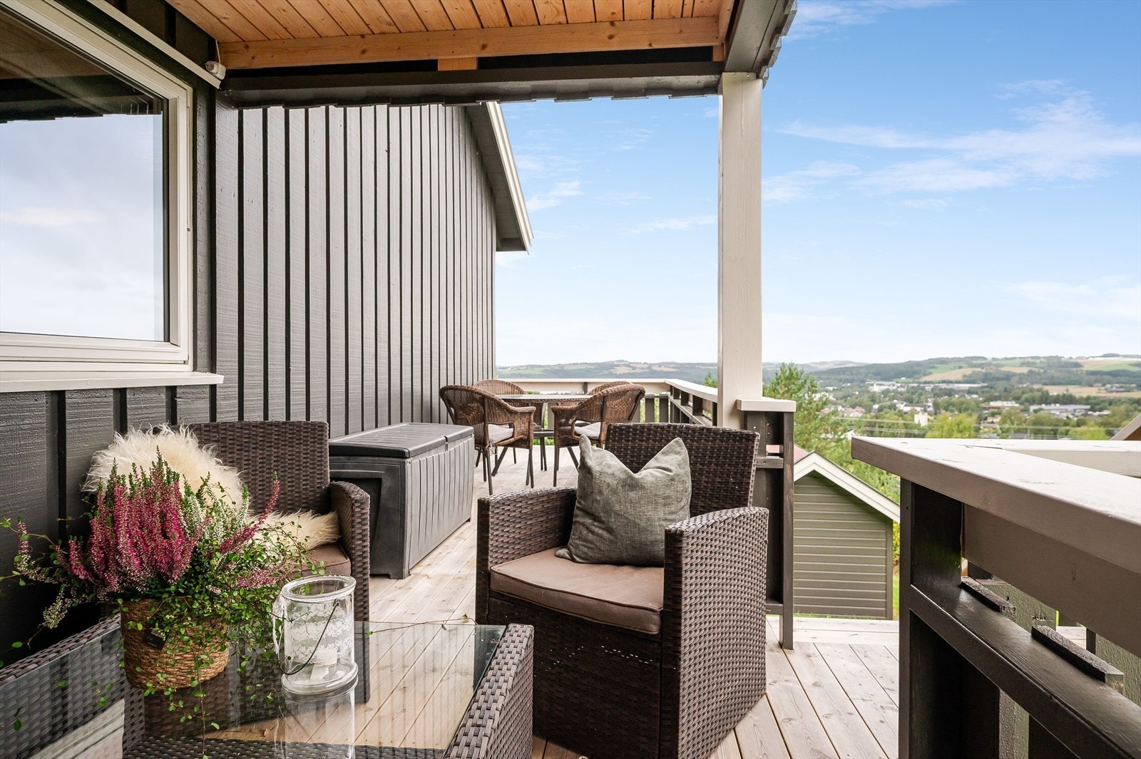 Terrasse på 3 sider av huset Galleribilde
