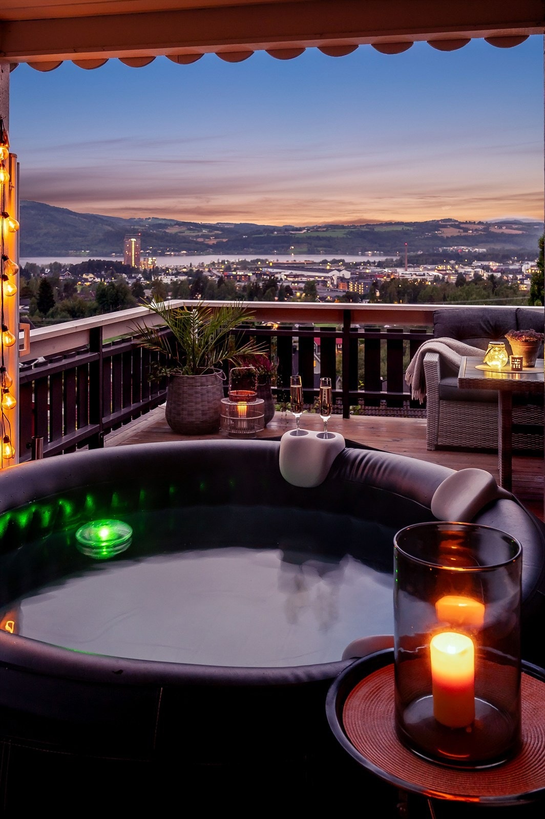 Boblebad på terrassen. Fantastisk utsikt. Galleribilde