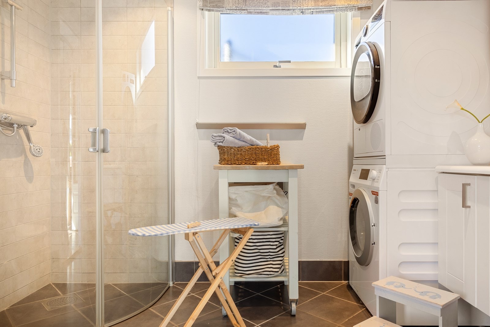 Bad og vaskerom i hovedetasjen Galleribilde