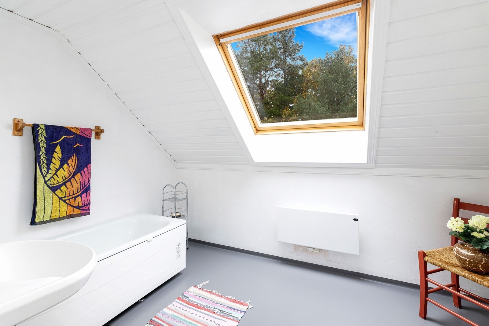 Bad innredet med badekar, toalett og servant med innredning Galleribilde