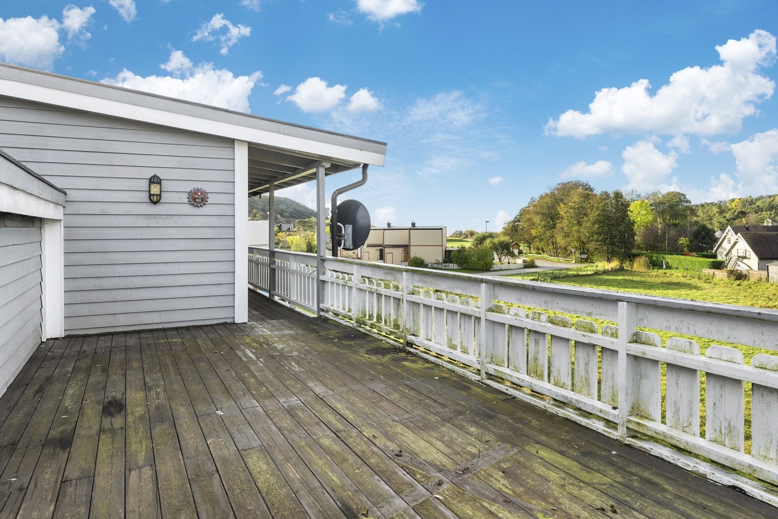 Romslig balkong med gode solforhold Galleribilde