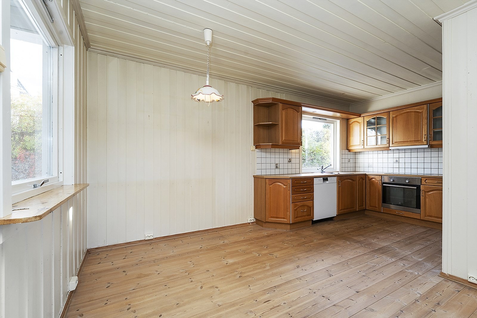 Kjøkken med plass til spisegruppe Galleribilde