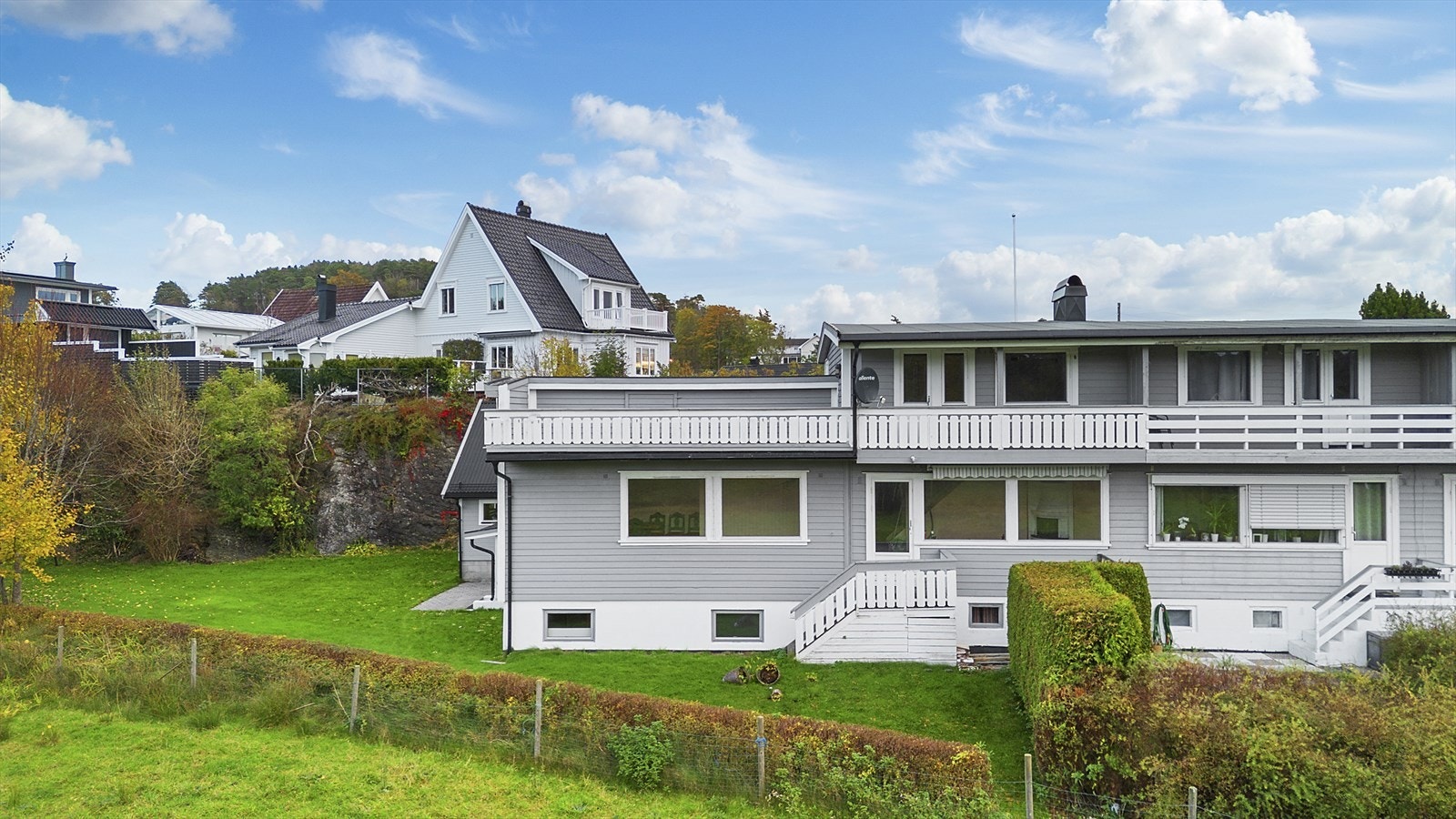 Enderekkehus med hybel og hage Galleribilde