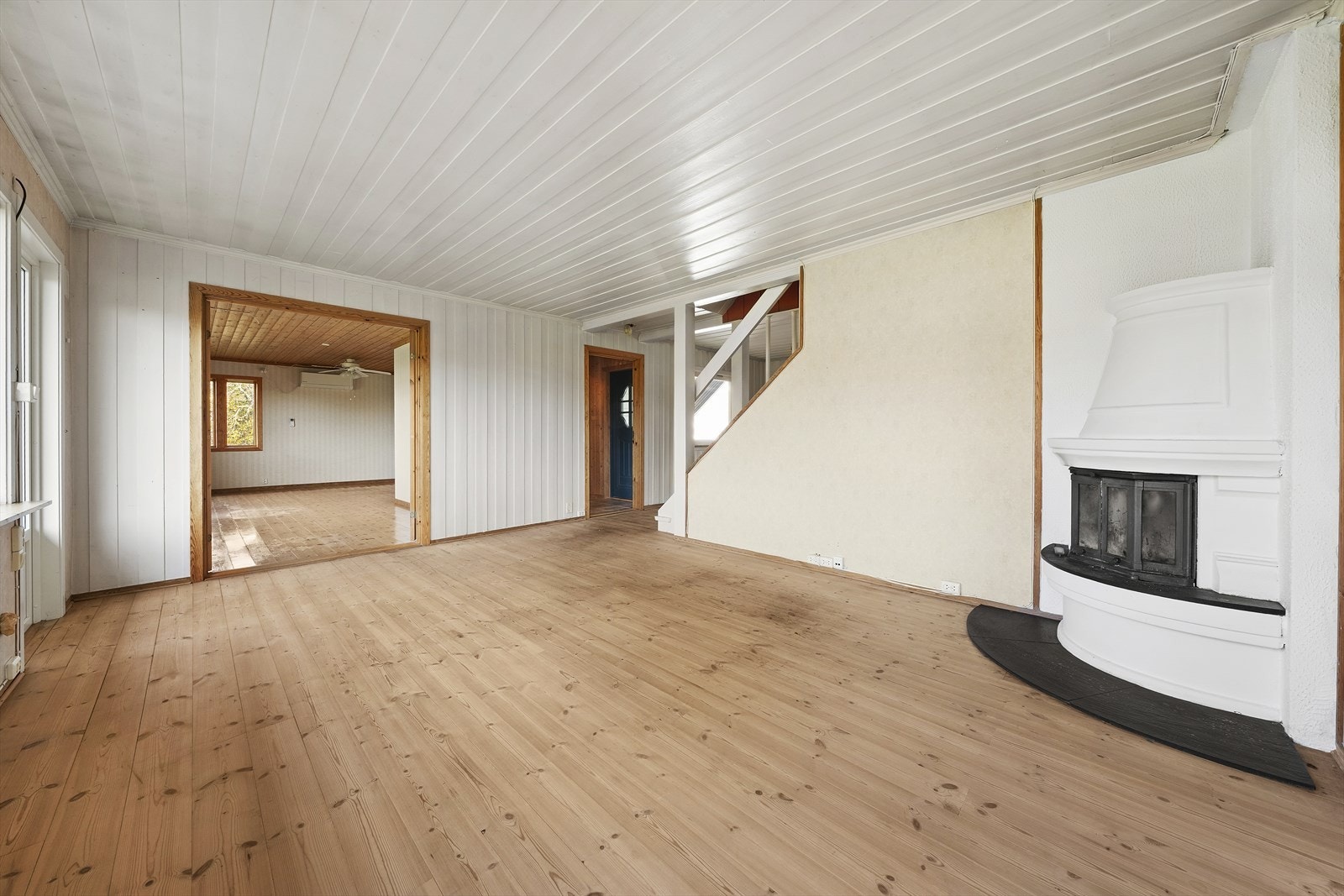 Romslig stue med peis Galleribilde