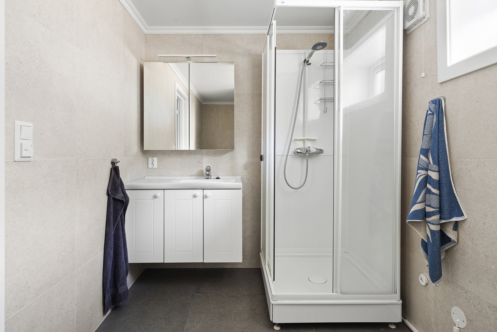 Pent flislagt baderom fra 2025 opplegg til vaskemaskin Galleribilde