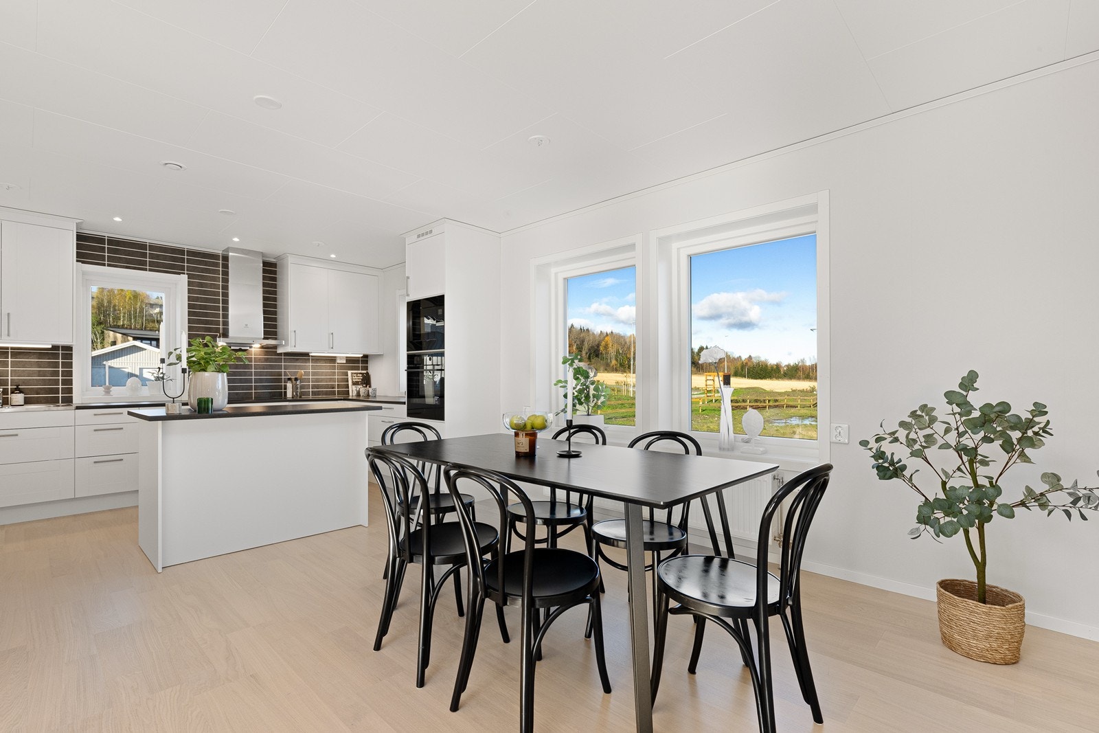 Åpen løsning mellom stue og kjøkken gir god romfølelse. Galleribilde