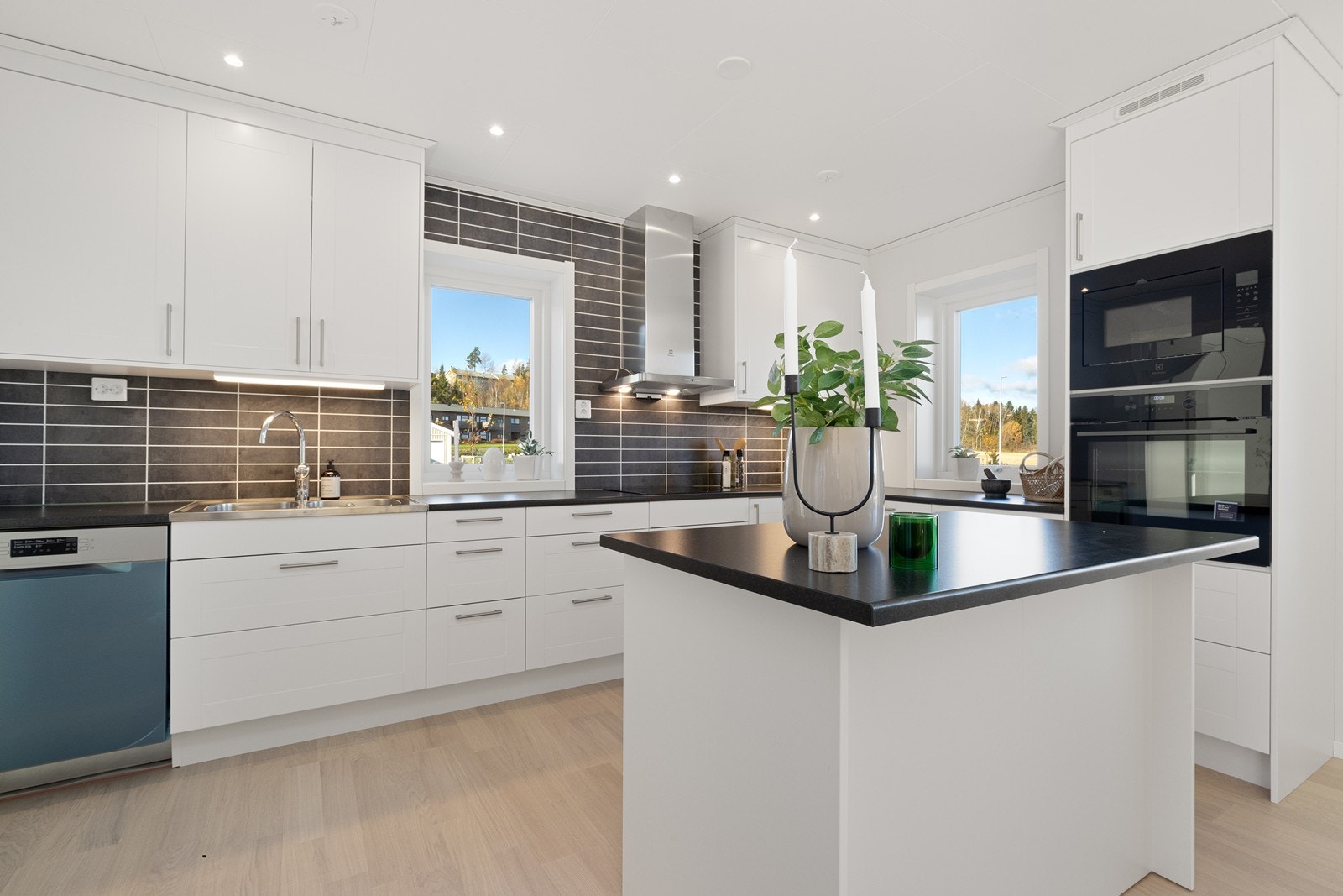 Stort kjøkken med ekstra kjøkkenøy og hvitevarer i rustfritt stål. Induksjon , samt selvrensende ovn. Galleribilde