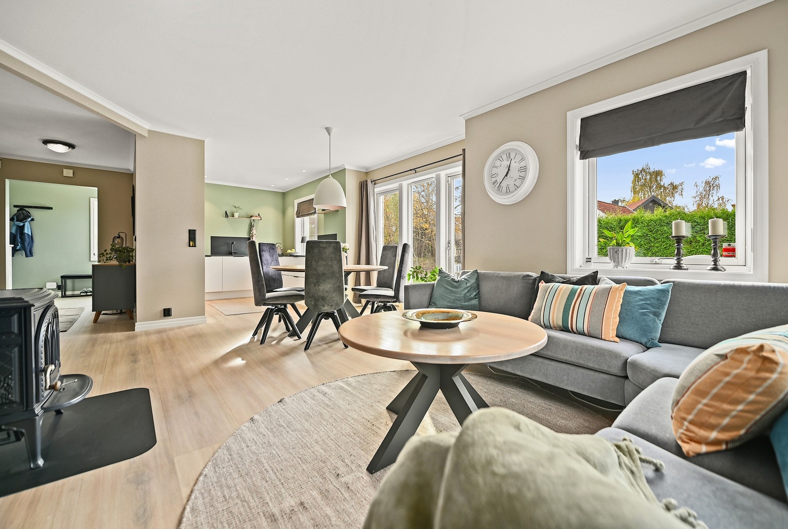 Oppussing av overflater på vegger og hilinger og legging av gulv i store deler av 1.etasje i 2022/2023. Galleribilde