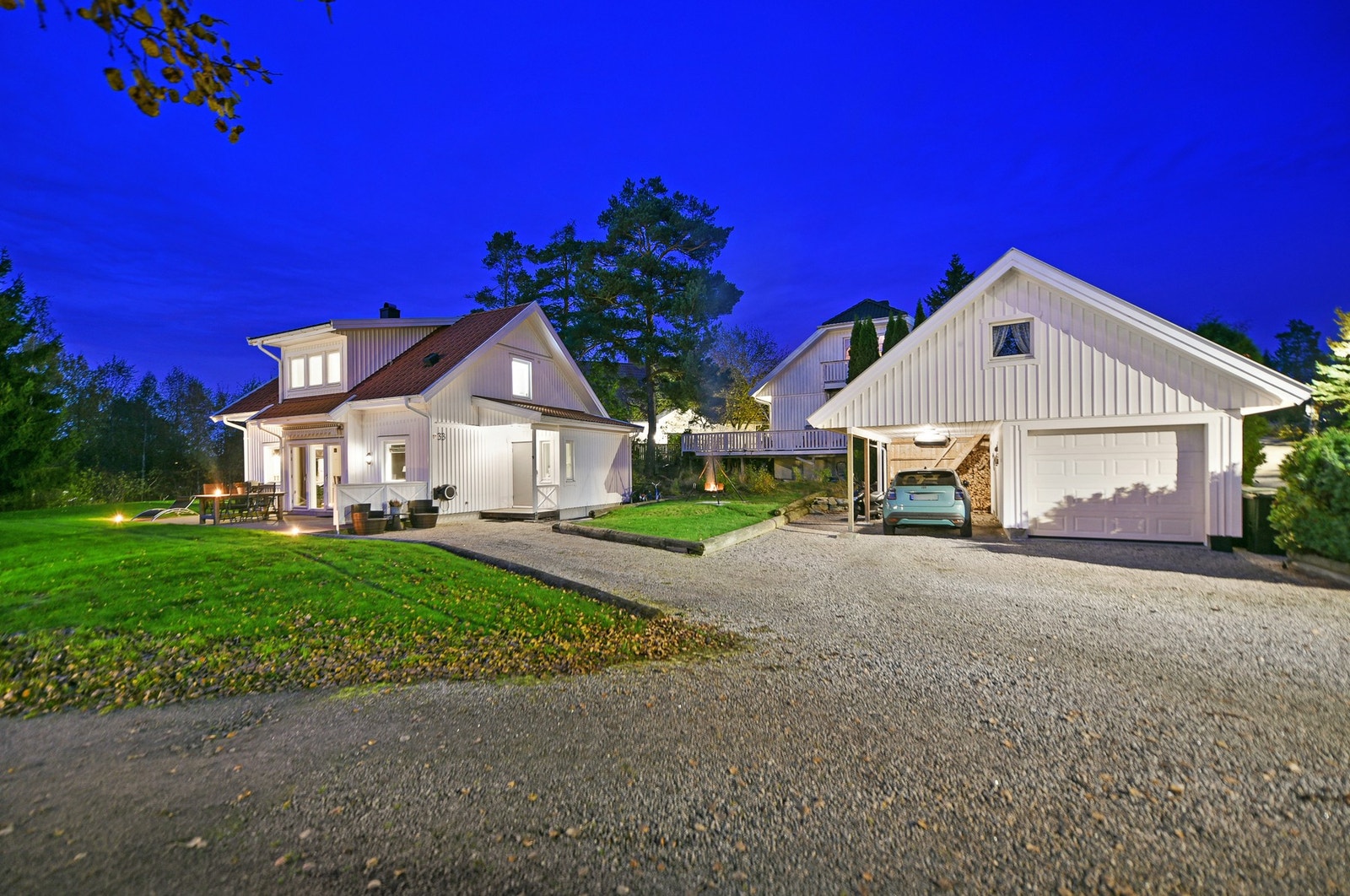 Eiendommen har en stor gårdsplass med gode parkeringsmuligheter. Garasje med carport og innredet loft. Galleribilde
