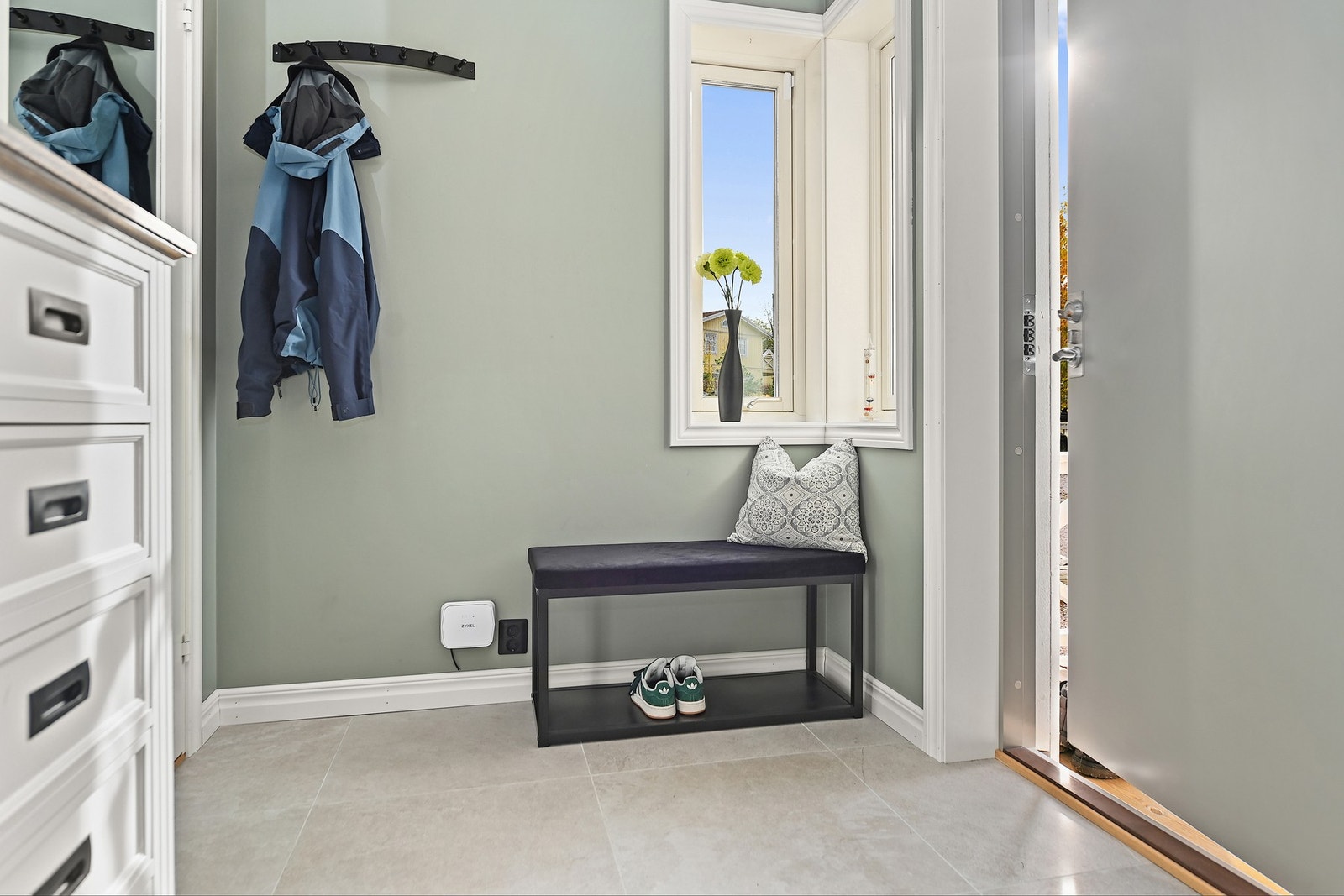 I boligens entré er det flislagt gulv med varme. Det er også inngang til en liten teknisk bod. Galleribilde