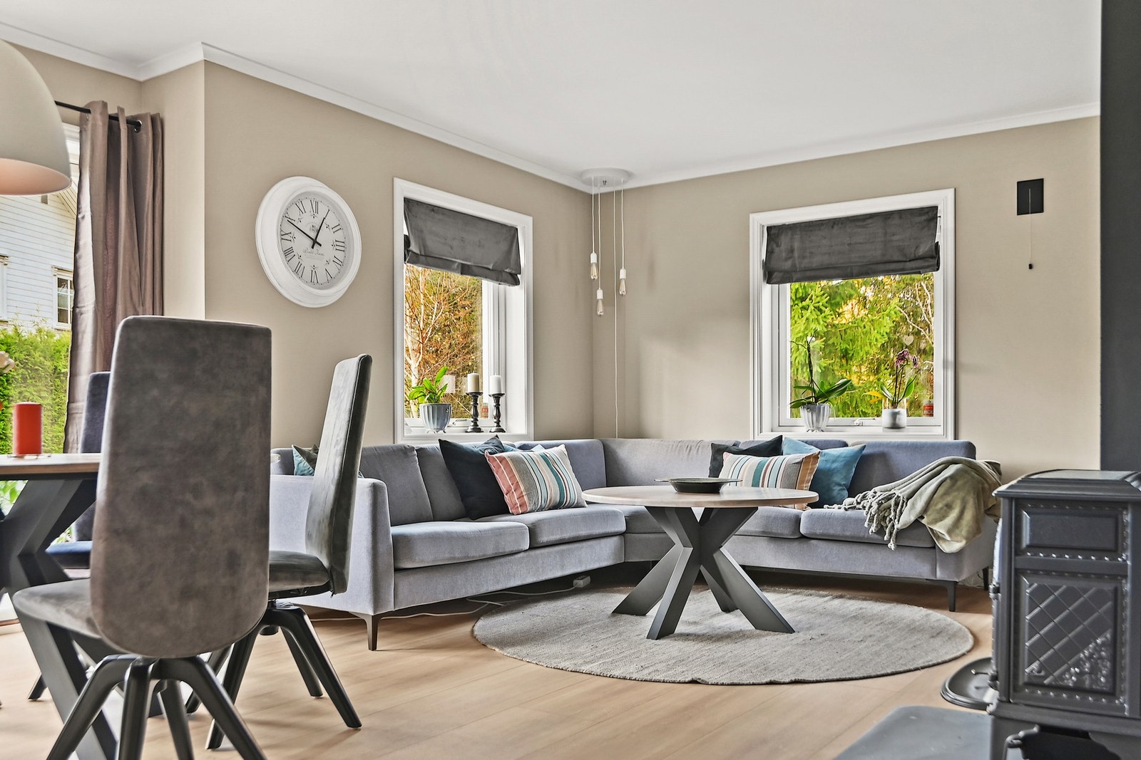 Fin stue med plass til salong og spisestue. Stue og kjøkken ligger i åpen løsning. Galleribilde