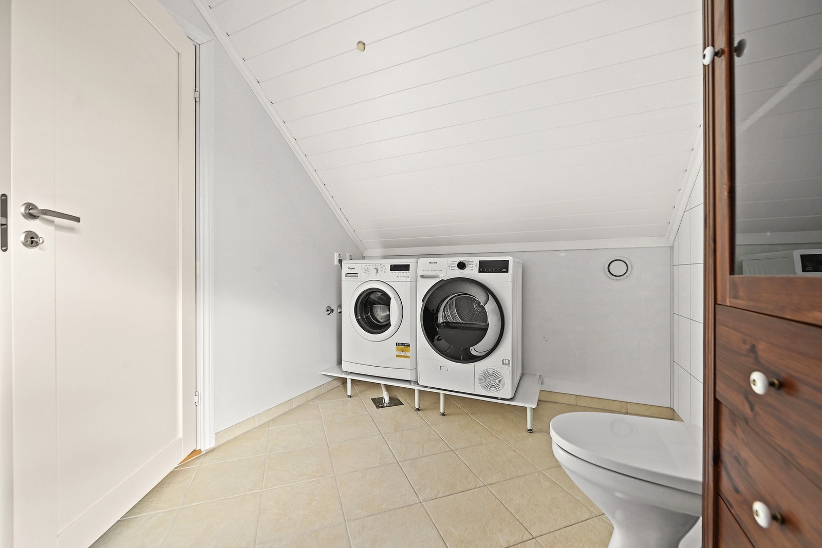 Badet er på 8,6 kvadrat, og har opplegg for vaskemaskin. Galleribilde