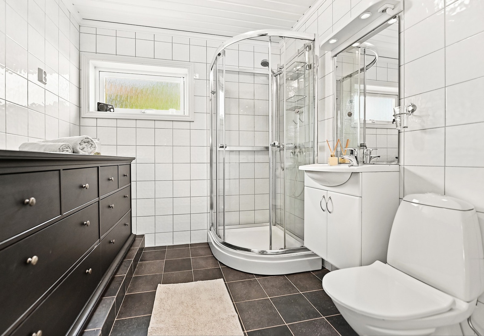 Badet i 1. etasje er av god størrelse, med fliser på gulv og vegger. Det er varmekabler i gulv. Galleribilde