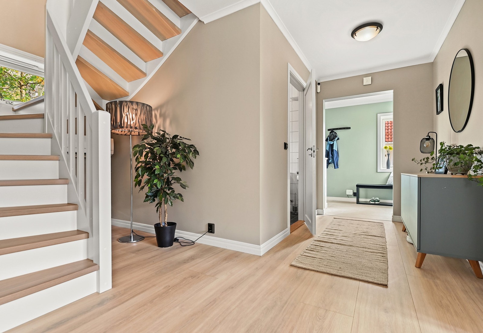 I 1. etasje er det en fin gang med inngang til ett av 2 bad i boligen. Galleribilde