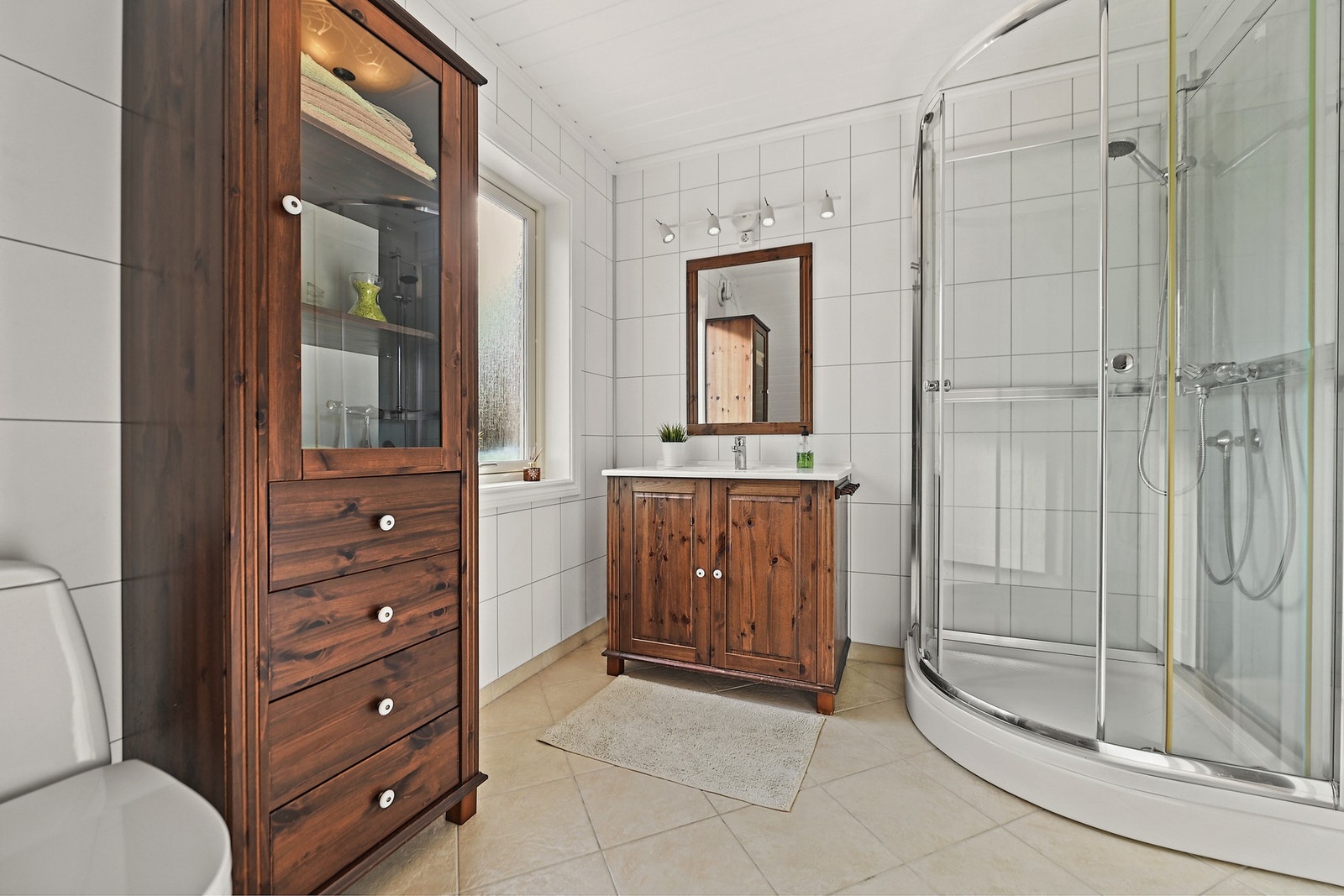 Badet i 2. etasje har dusjkabinett. Her er det også varmekabler i gulv. Galleribilde