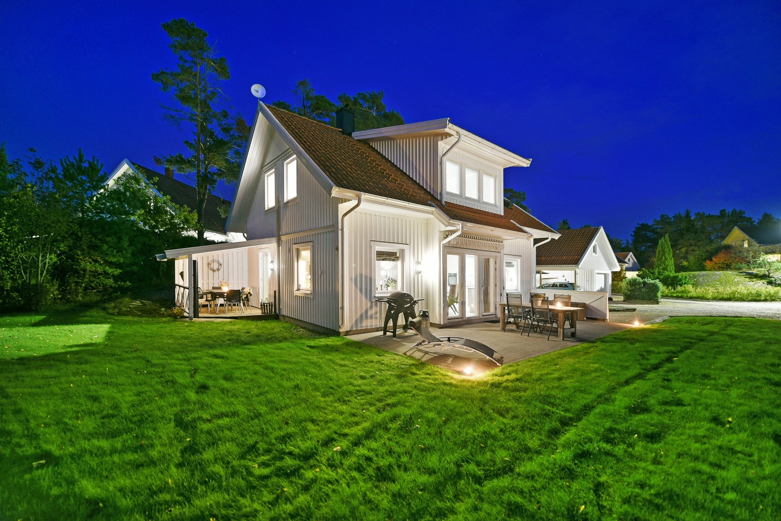 Boligen er oppført i 2004, og har en fin standard. Uteplass på to sider av huset. Galleribilde