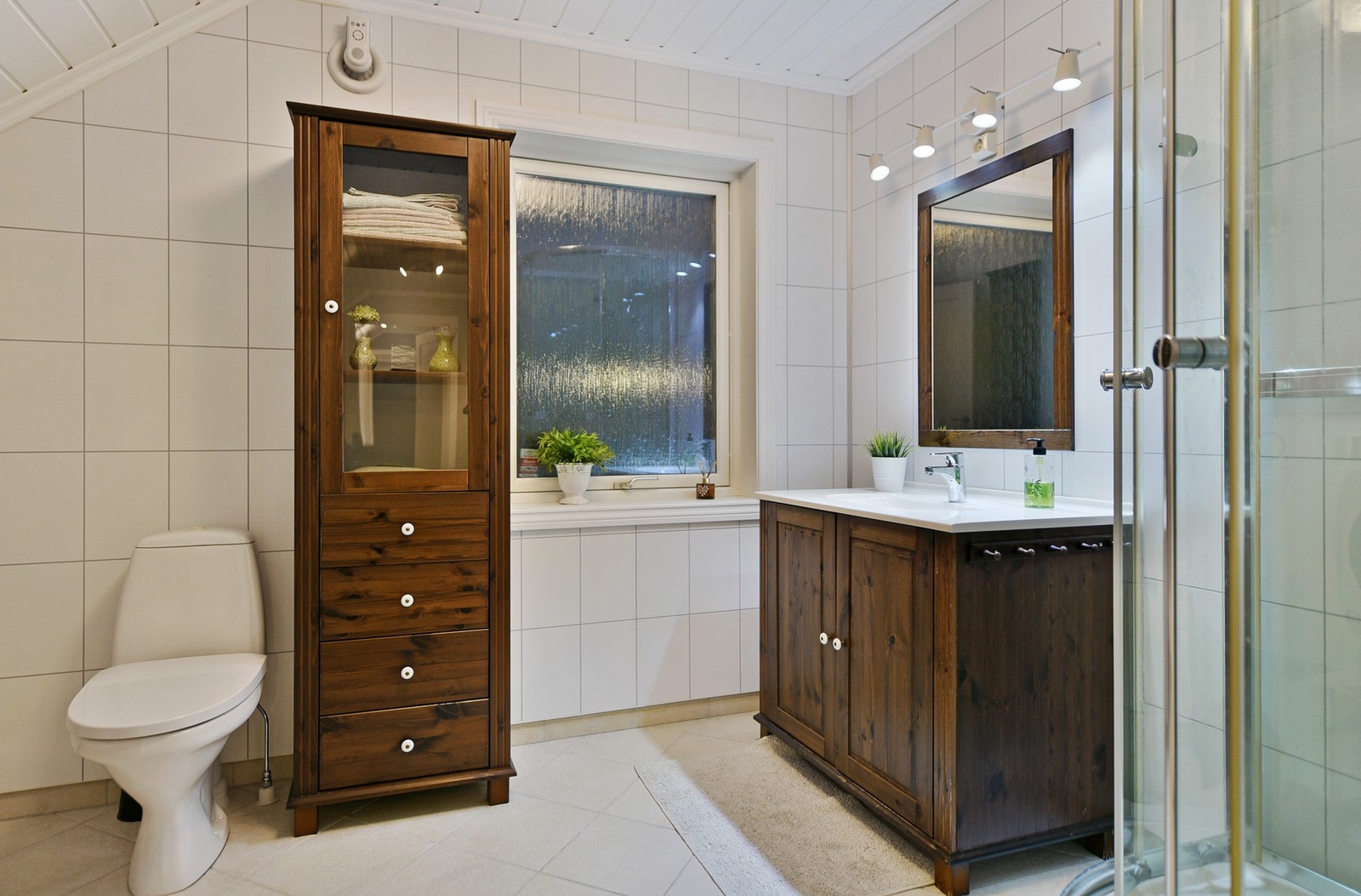 Lyse flater og god plass til innredning. Galleribilde