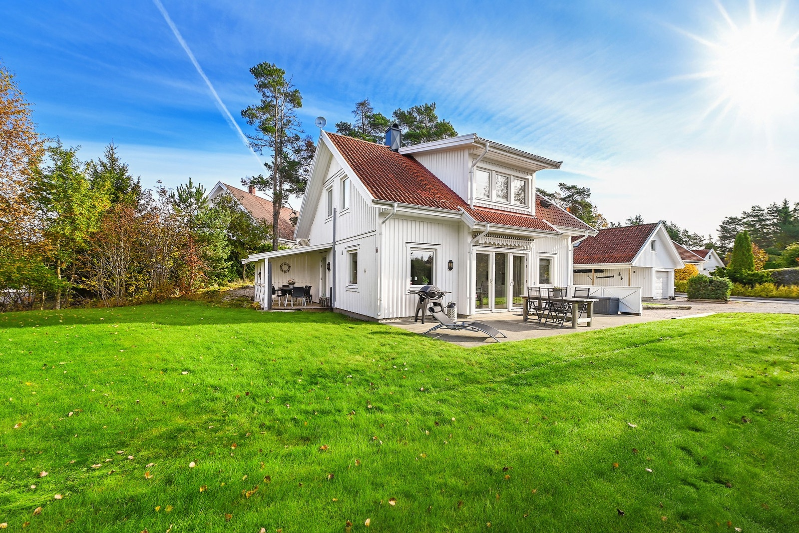 Deler av gressplenen ligger utenfor tomtegrensen, som opprinnelig var tiltenkt som tilkomst til en lekeplass. Galleribilde