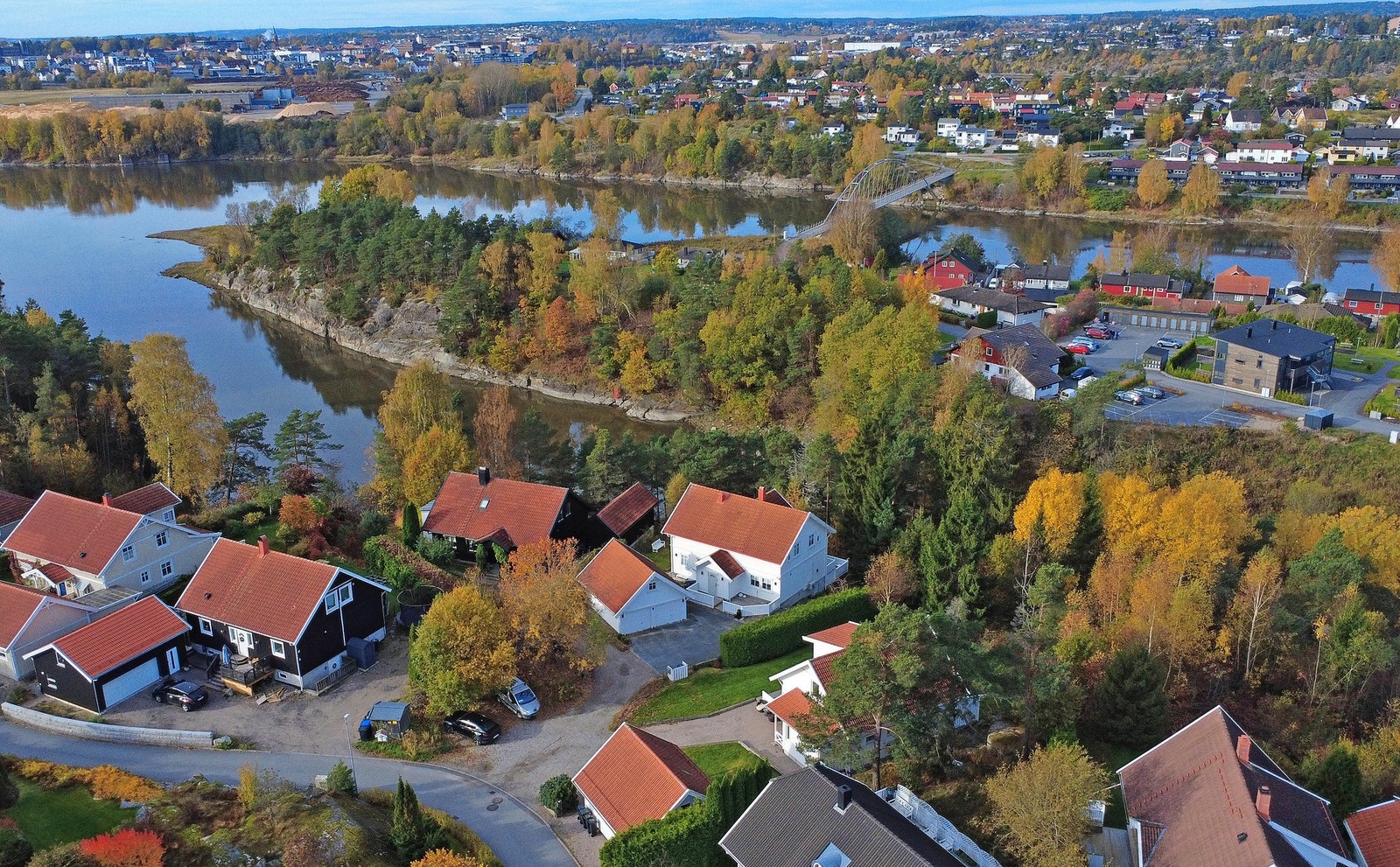 Eiendommen ligger i gangavstand fra sentrum, via Opsundbrua. Galleribilde