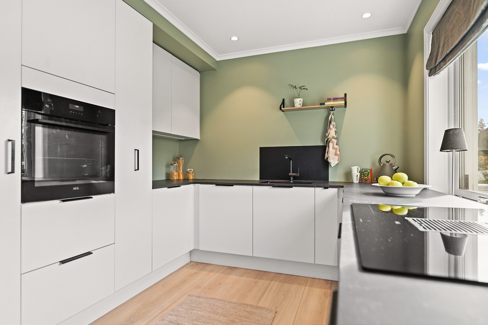 Lyst og moderne, med slette fronter. Galleribilde