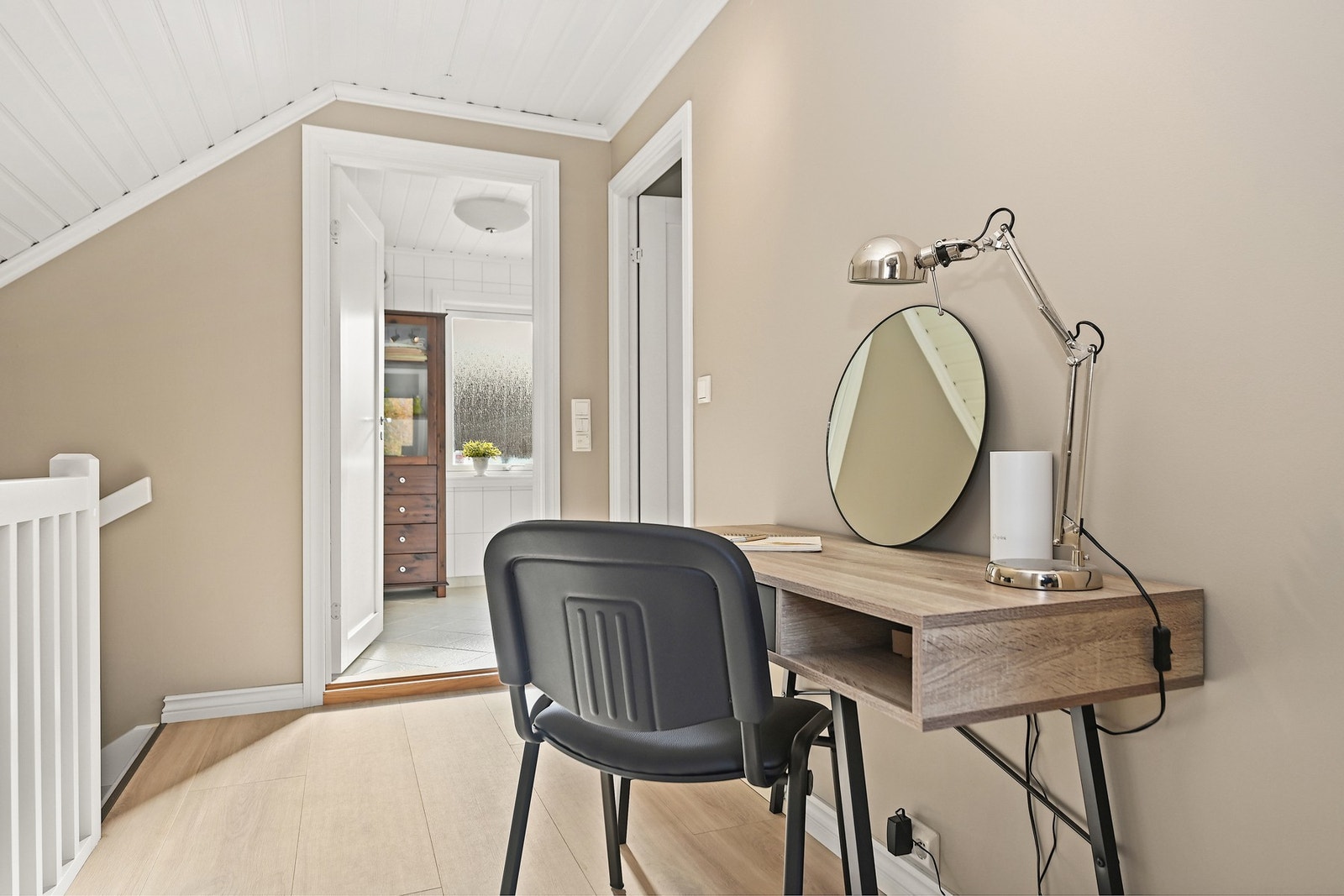 I boligens 2. etasje er det bad, 2 soverom og en gang. Her er planløsningen endret, og det er mulighet for 3 soverom i etasjen. Galleribilde