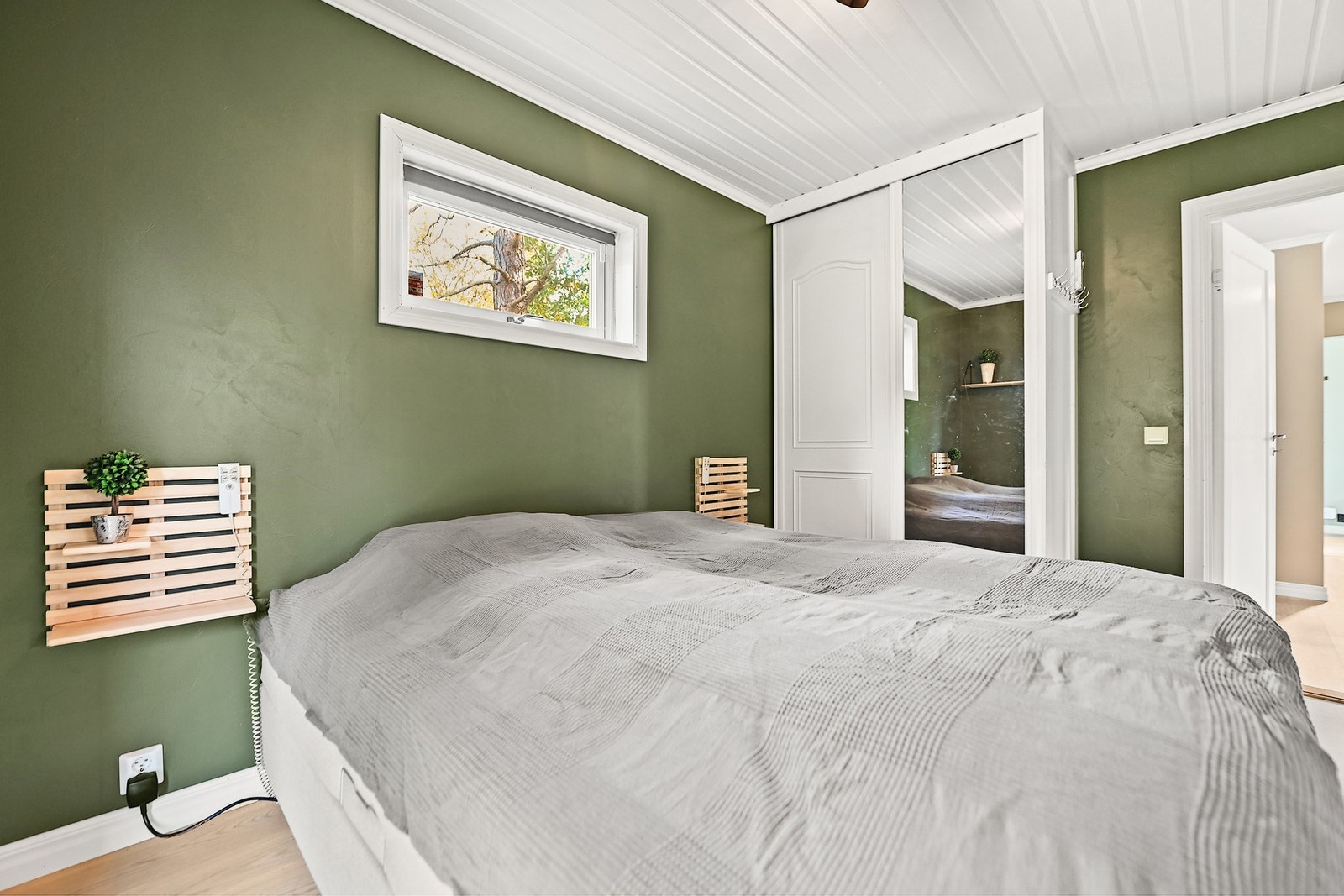 I 1. etasje er det også et romslig hovedsoverom med garderobe- Galleribilde