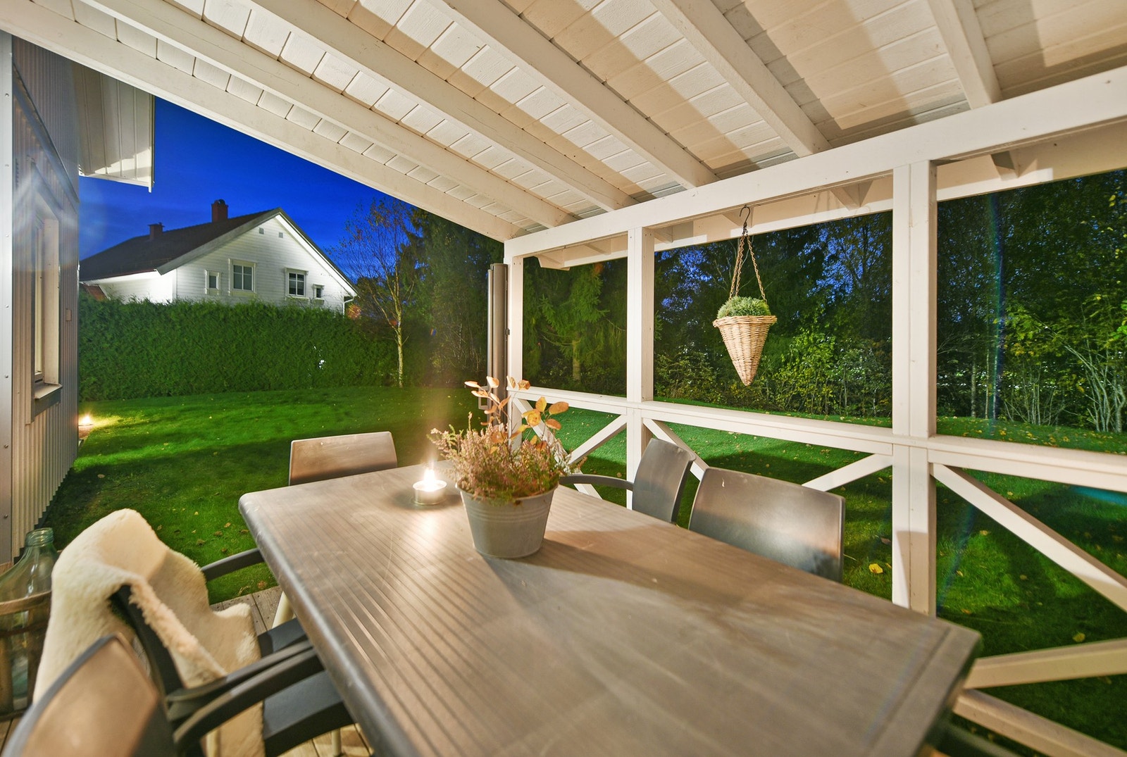 Terrassen utenfor soverommet har takoverbygg. Galleribilde