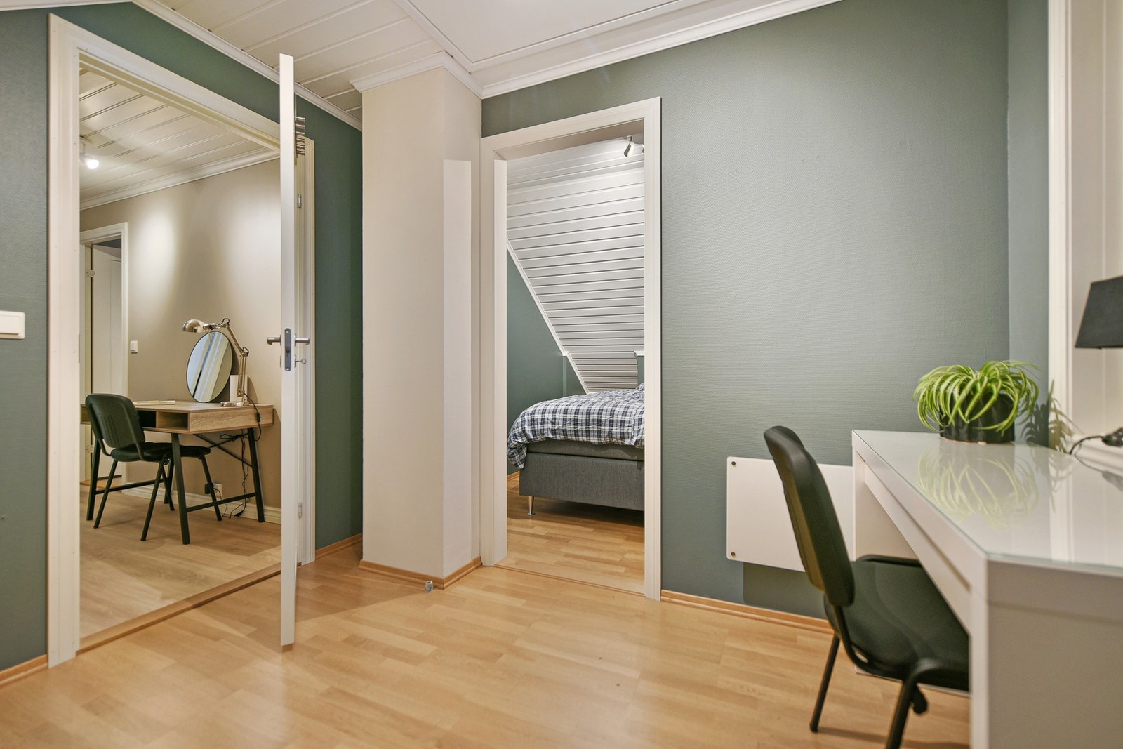 Det todelte rommet kan fint utnyttes som kombinert soverom og kontor / gjesterom. Galleribilde