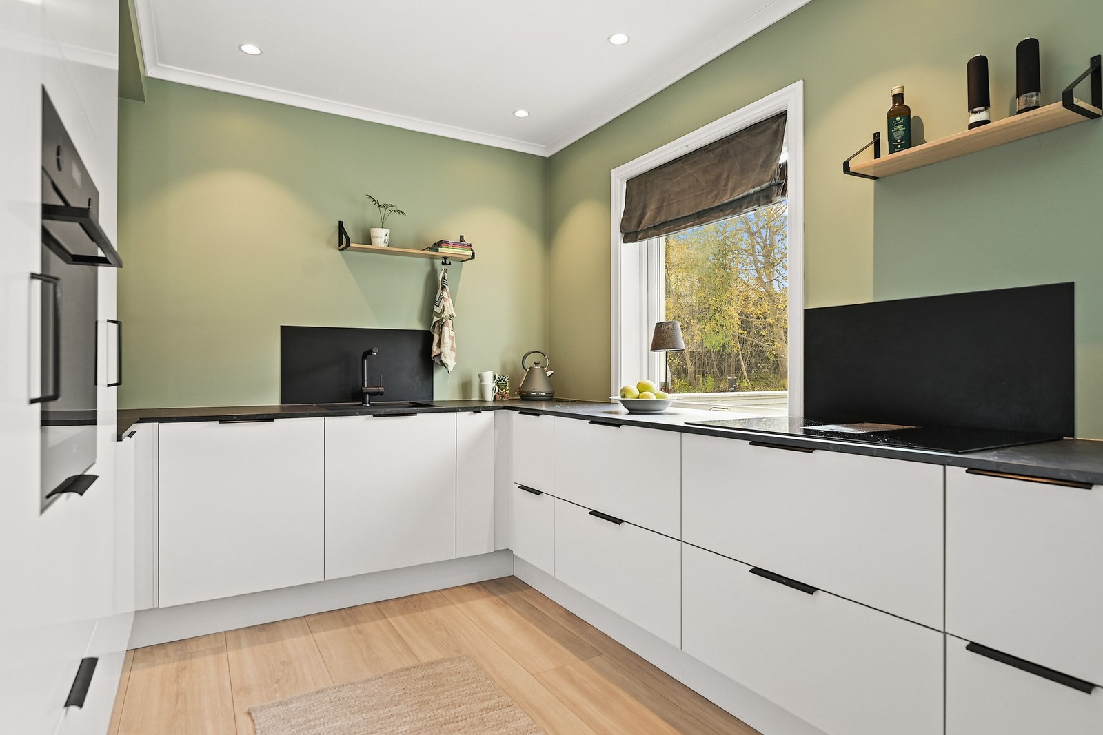 Et flott, praktisk kjøkken med integrerte hvitevarer. Galleribilde