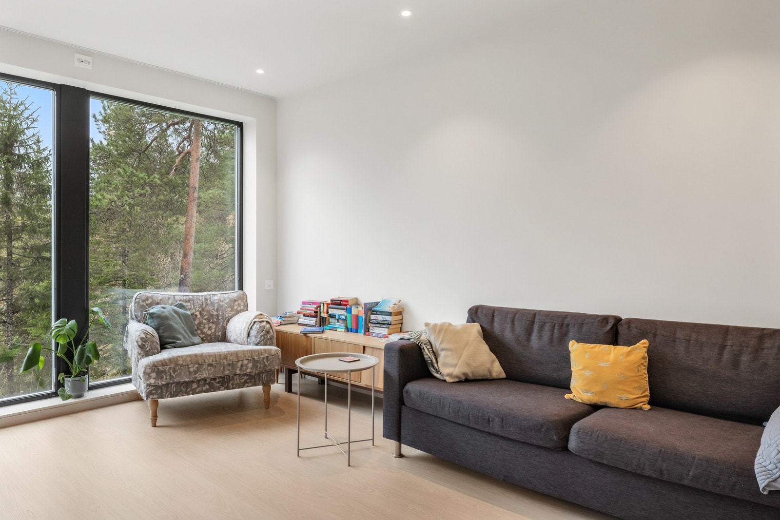 Tidløs belysning med integrerte spotter for et helhetlig preg Galleribilde