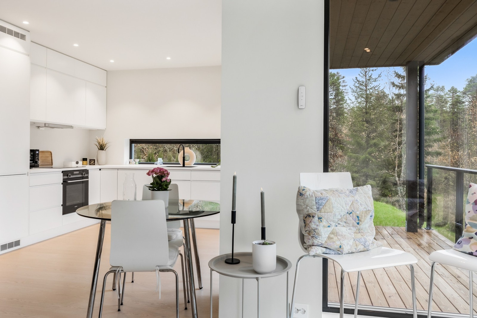 Luftig og sosial romfølelse med åpen løsning mellom stue og kjøkken Galleribilde