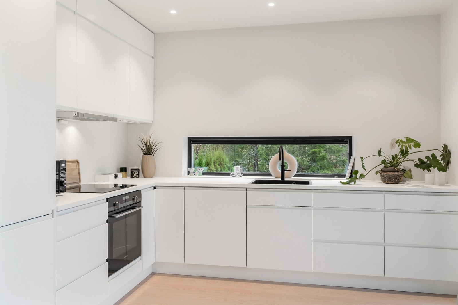 Kjøkkenet kombinerer funksjonalitet med moderne design og integrerte hvitevarer Galleribilde