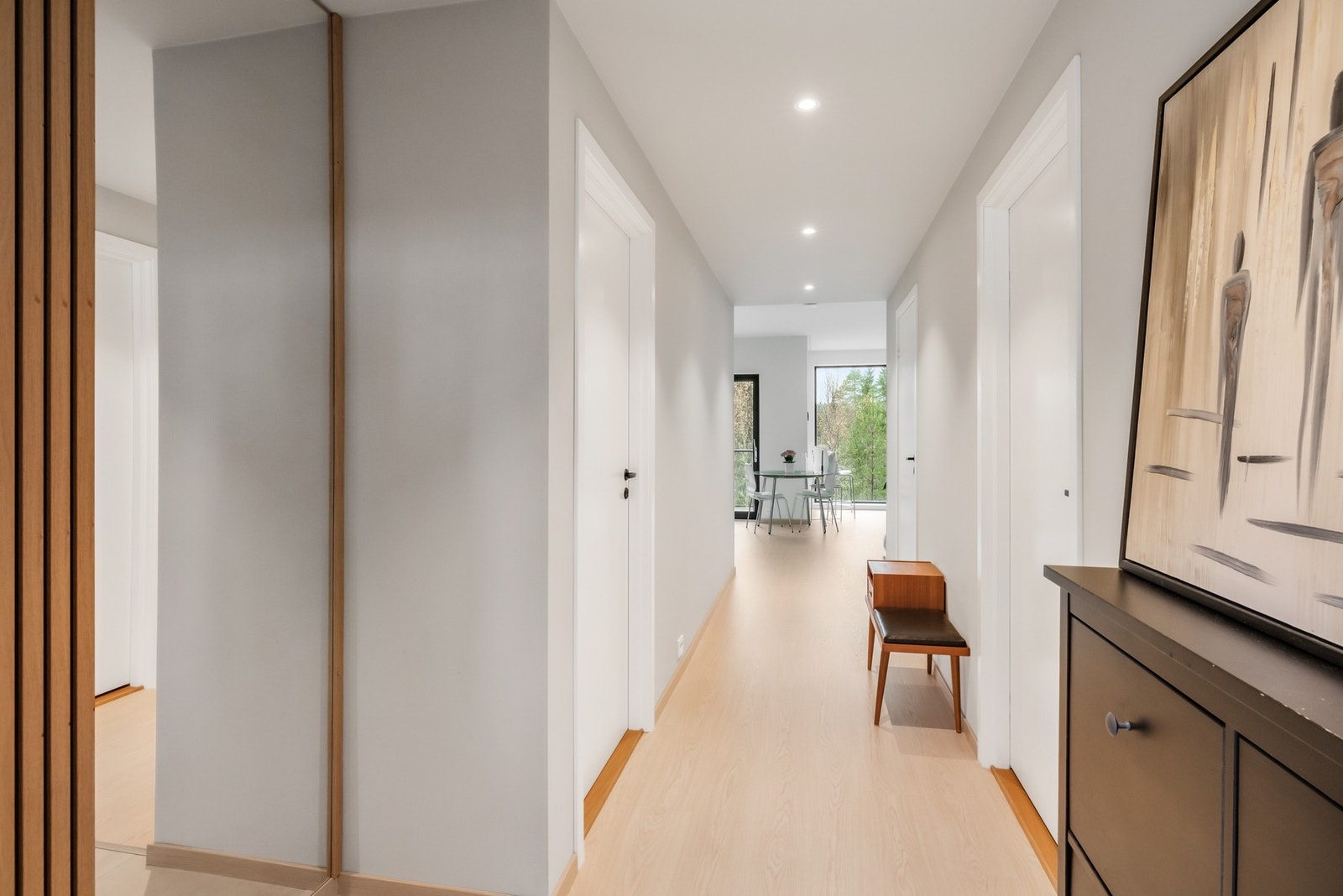 Leiligheten består av gang/entrè, stue/kjøkken, bad, 2 soverom og bod/vaskerom Galleribilde