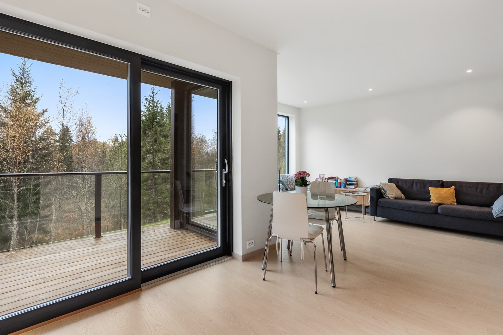 Fra balkongen kan du nyte flott utsikt mot grønne og skjermede omgivelser Galleribilde