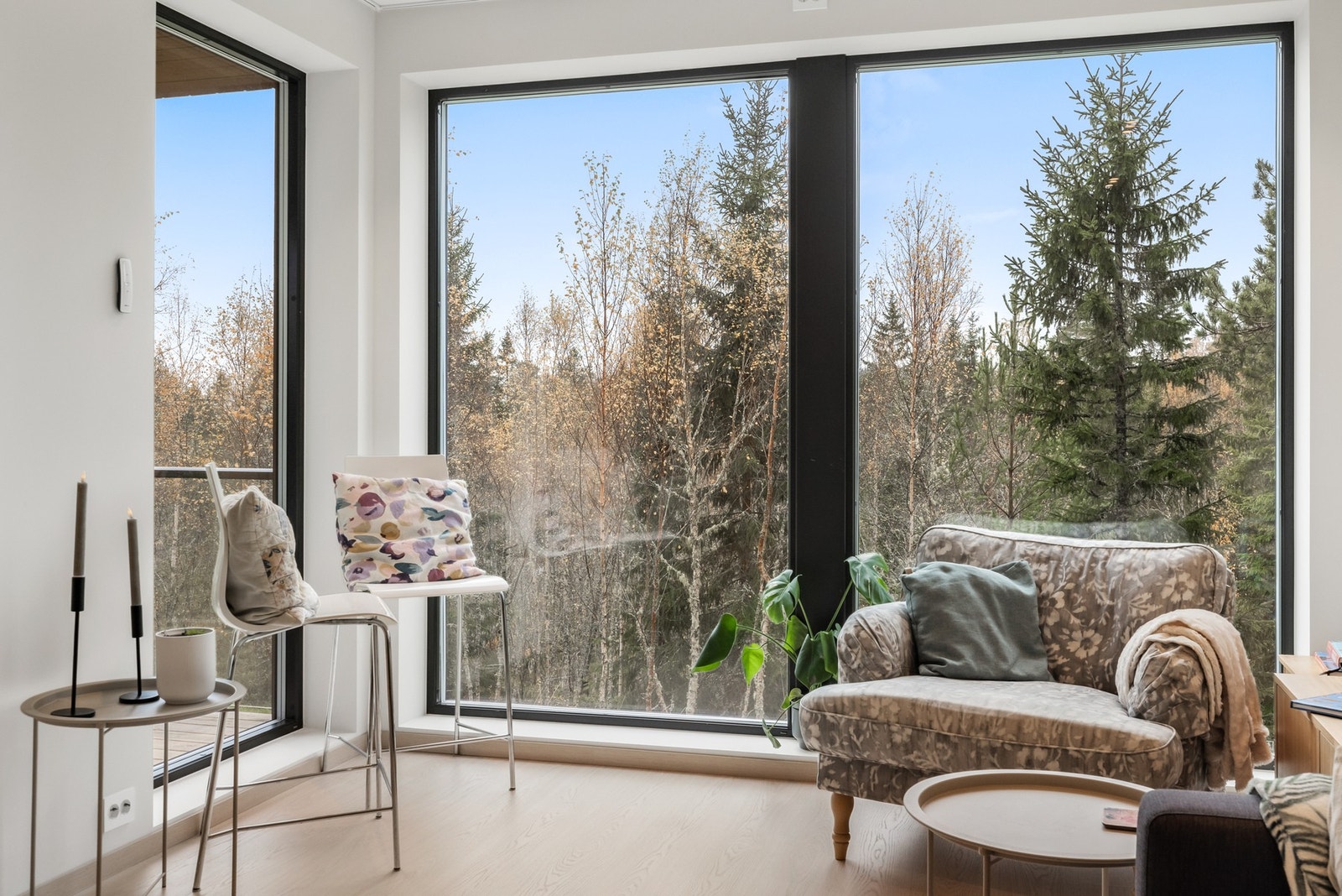 Store vindusflater slipper naturen inn og skaper en sømløs overgang mellom ute og inne Galleribilde