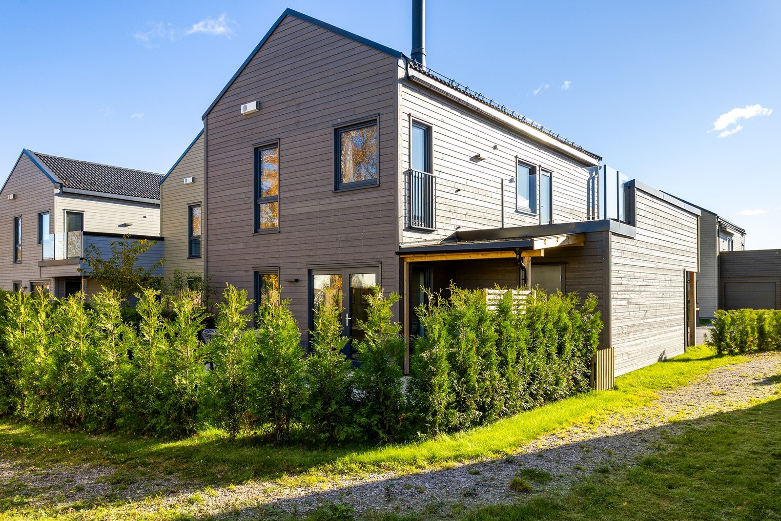 Boligen er en del av Fredbovegen Borettslag - et nytt boligfelt fordelt på 20 boliger. Galleribilde