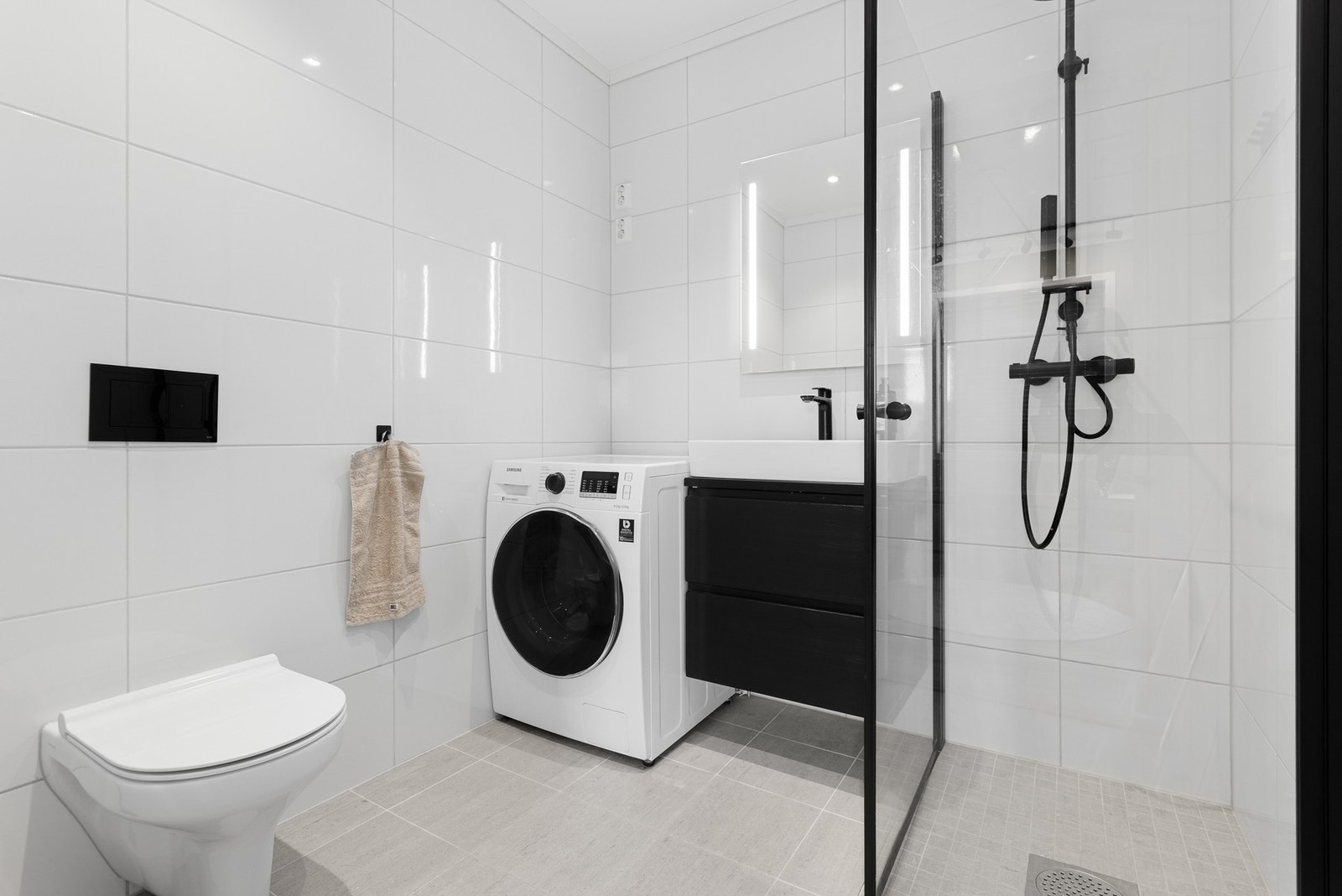 Badet i 2.Etasje er av god størrelse, innredet med vegghengt toalett, dusjnisje med glassdører og baderomsinnredning med vask. Galleribilde