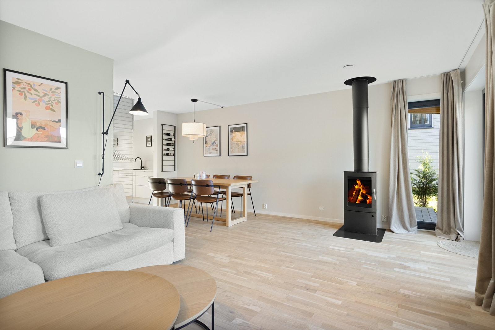 Boligen er utstyrt med gode kvaliteter som er å forvente i et nybygg, blant annet gode oppvarmingskilder Galleribilde