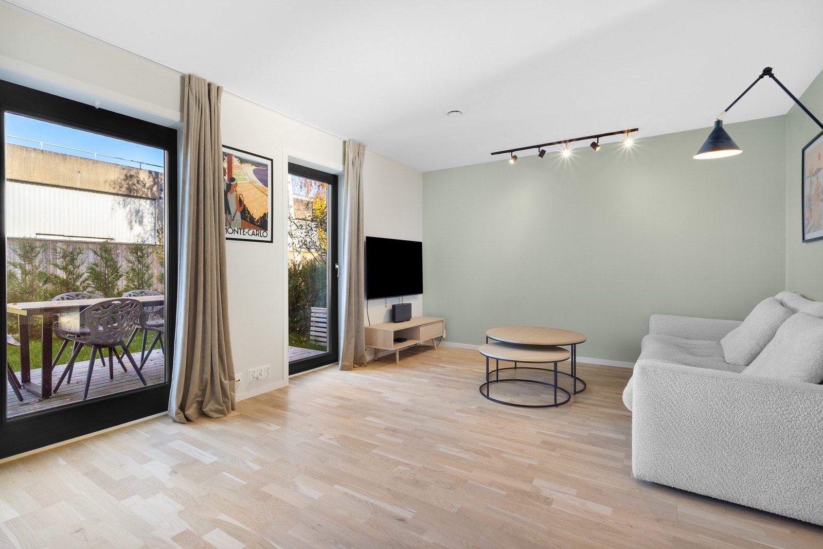 Store vindusflater samt god takhøyde gjør at boligen oppleves som romslig Galleribilde